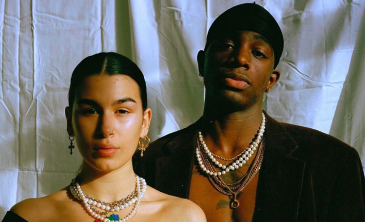 Дочь Ивана Урганта Эрика и ее бойфренд Муса оправдались за провокационный плакат на митинге