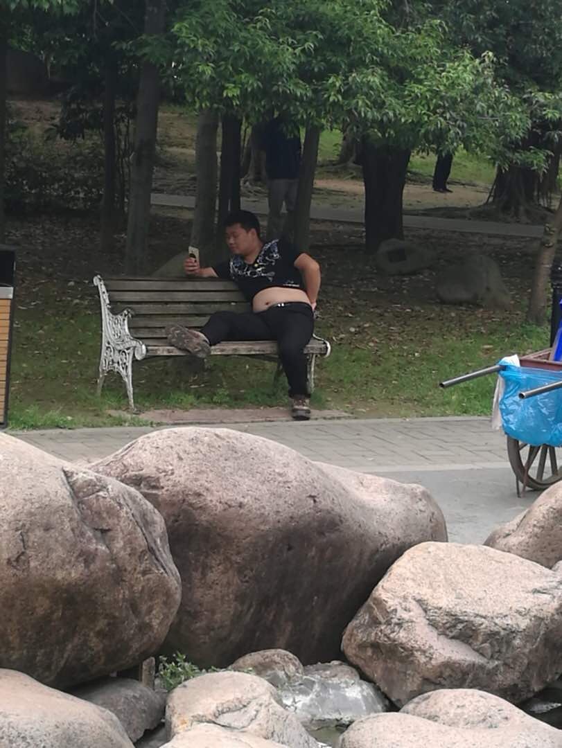 Мужчины с оголенными животами в Китае - это норма