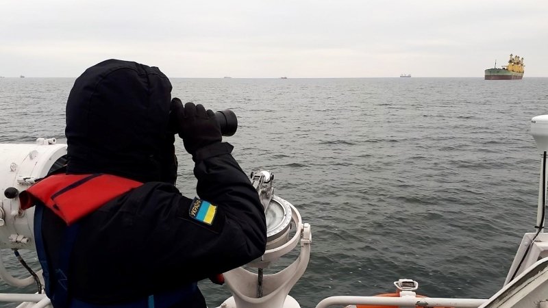 Пограничники Украины храбро воздержались от захвата российского судна