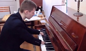 15-летний подросток, родившийся без кистей, виртуозно играет на фортепиано