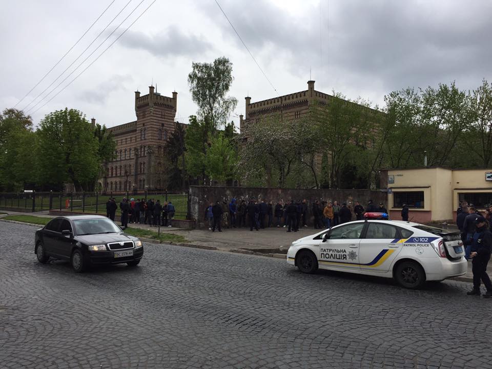 Во Львове полиция разняла драку между левыми и правыми националистами после футбольного матча