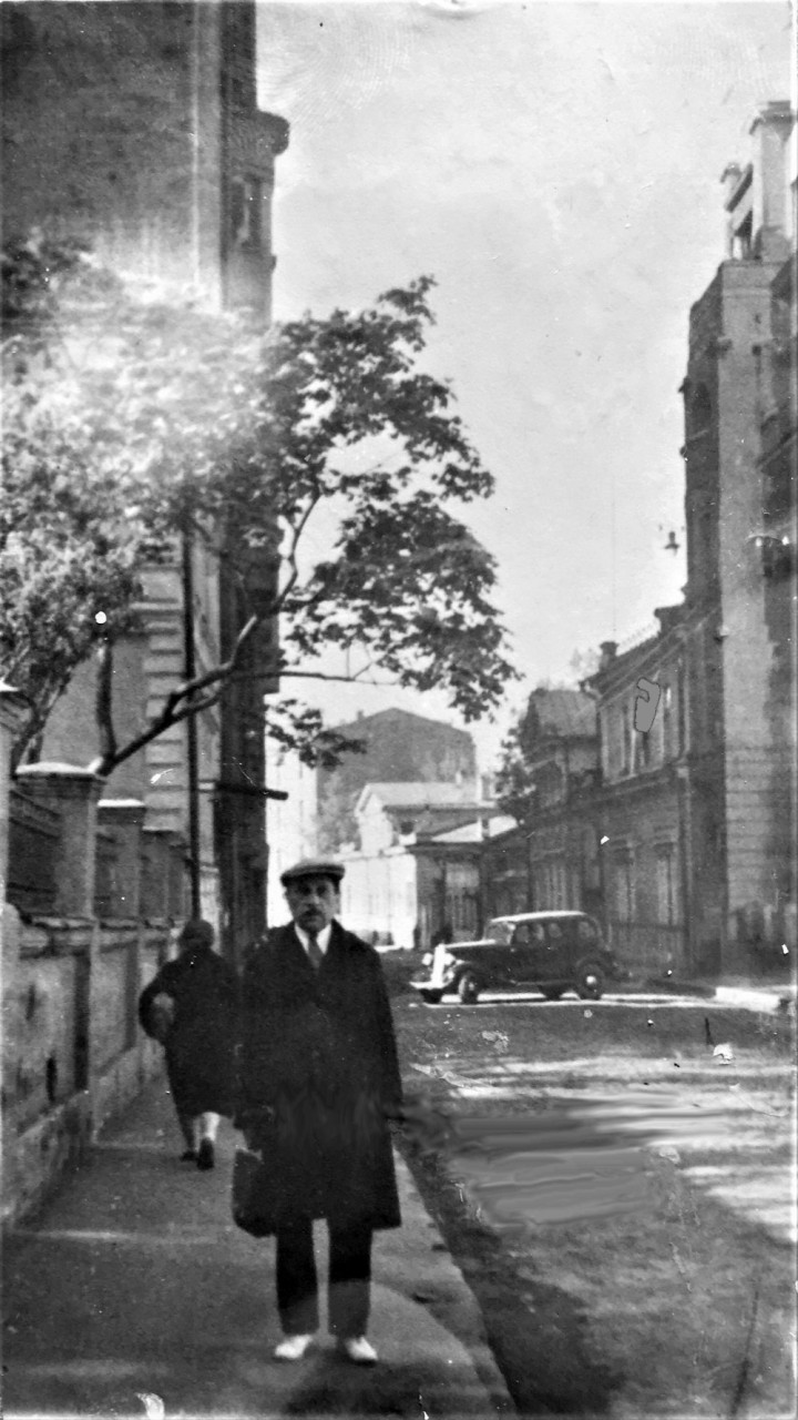 Дмитрий Ильич Гомберг возле дома 26 в Трубниковском переулке. / из личного архива автора