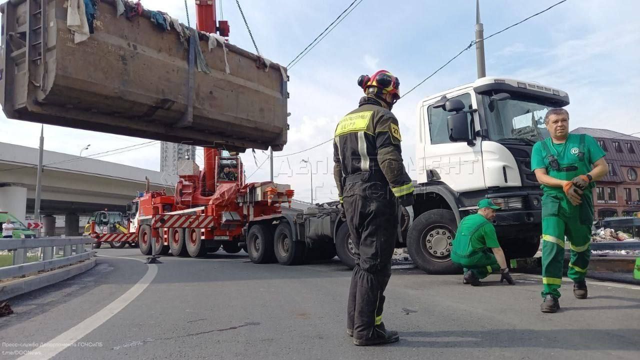 Пожарные стабилизировали опрокинувшийся у метро «Тульская» в Москве мусоровоз Происшествия