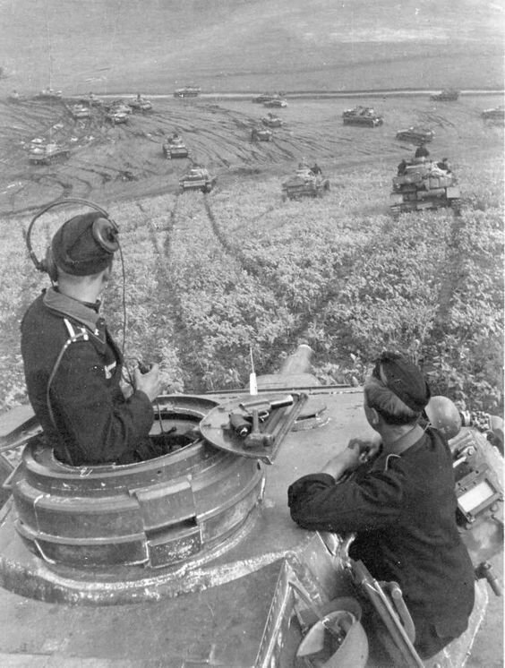 Немецкие танки в наступлении где-то в российских степях Великая Отечественная Война, архивные фотографии, вторая мировая война