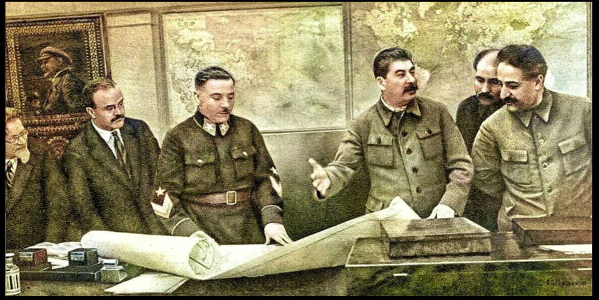 Иосиф Сталин разрабатывает проект (изображение взято из открытых источников)