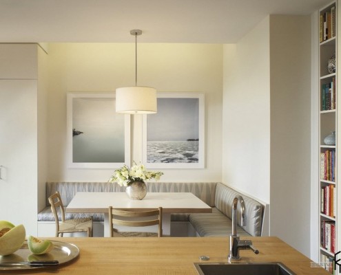 Самым древним украшением является букет цветов или фрукты в центре стола