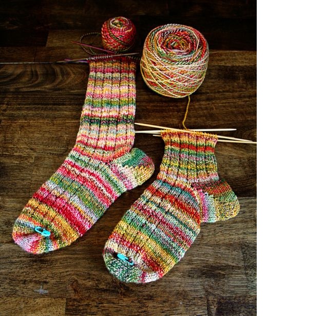 Носочка пряжа. Knit Socks носочная пряжа. Носки из Ализе супервош. Вязаные носки. Интересные вязаные носочки.