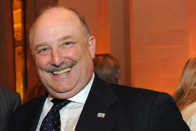 История о том как американская бандитская семья Херст - первых медиамагнатов Америки и родоначальников фейк-ньюз , спровоцировала войну между США и Испанией .Семейка Hearst - война ,бандитизм, ложь и деньги . История о том как американская бандитская семья Херст - первых медиамагнатов Америки и родоначальников фейк-ньюз , спровоцировала войну между США и Испанией .Семейка Hearst - война ,бандитизм, ложь и деньги . геополитика,история