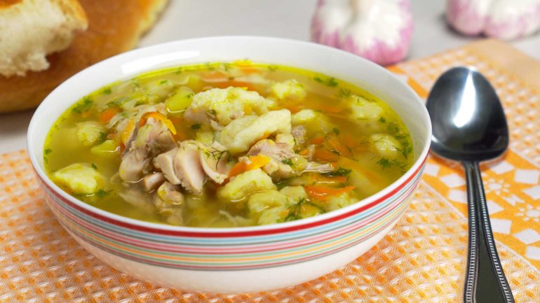 Куриный суп с клецками: нежный и очень вкусный