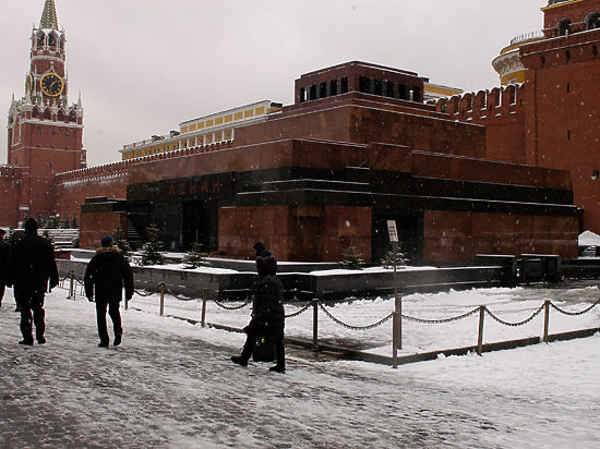 В Кремле пообещали сохранить Ленина в Мавзолее вопреки критике Путина