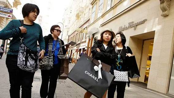 Китайские потребители стали тратить меньше из-за экономических опасений