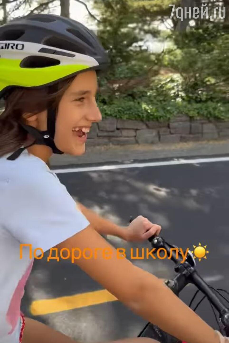 Фото Клавдии дочери Орбакайте в шортах на велосипеде
