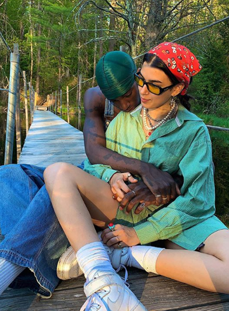 Дочь Ивана Урганта Эрика и ее бойфренд Муса оправдались за провокационный плакат на митинге Дети,Дети знаменитостей