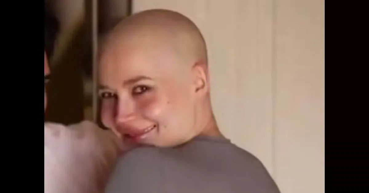 Лерчек, которая борется с раком последней стадии, побрилась налысо после химиотерапии