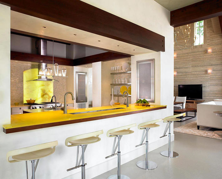 желтая барная стойка в интерьере кухни