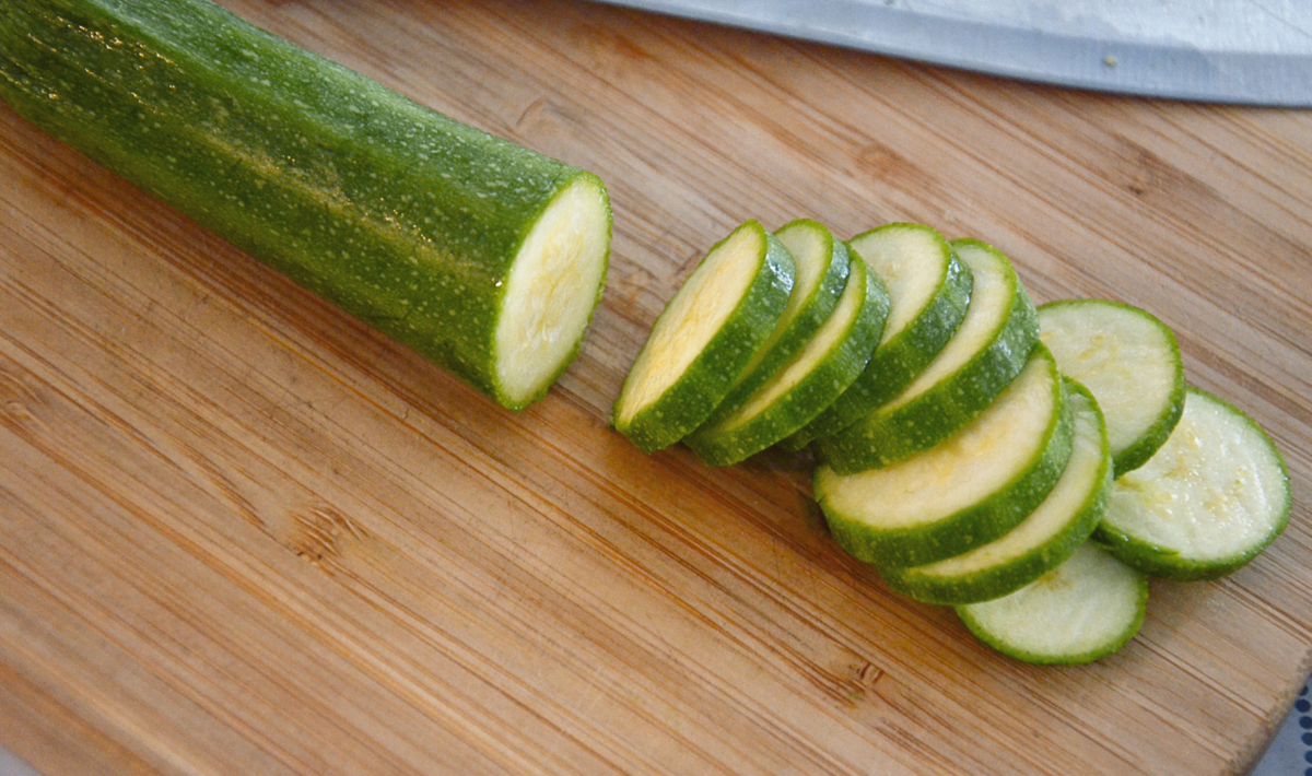 Вегетарианский рецепт «Concia di zucchin» — это просто маринованный кабачок с зеленью.-2-2