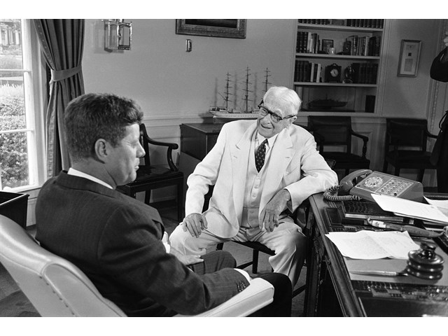 США 240 лет ,но правят там те же аристократические семьи выходцы из Европы и кем был на самом деле Бернард Барух США 240 лет ,но правят там те же аристократические семьи выходцы из Европы и кем был на самом деле Бернард Барух история