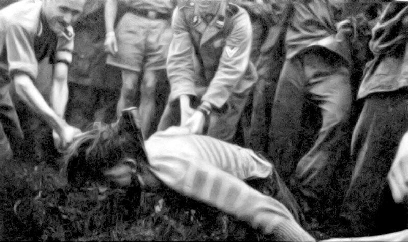 Солдаты СС казнят словенского партизана через отрубание головы топором. 1944 г. Великая Отечественная Война, архивные фотографии, вторая мировая война