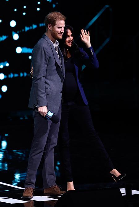 Не по сценарию: Меган Маркл неожиданно вышла на сцену Уэмбли к принцу Гарри Монархи / Британские монархи