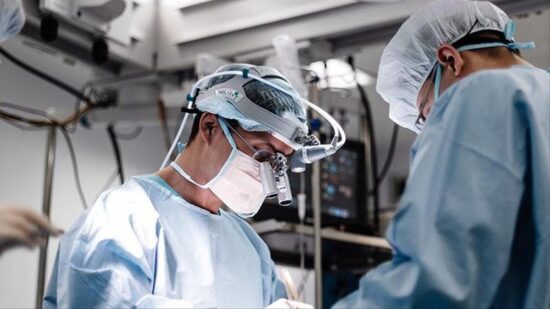 В Центре Мешалкина пациенту сделали двойную операцию на сердце через крошечный разрез