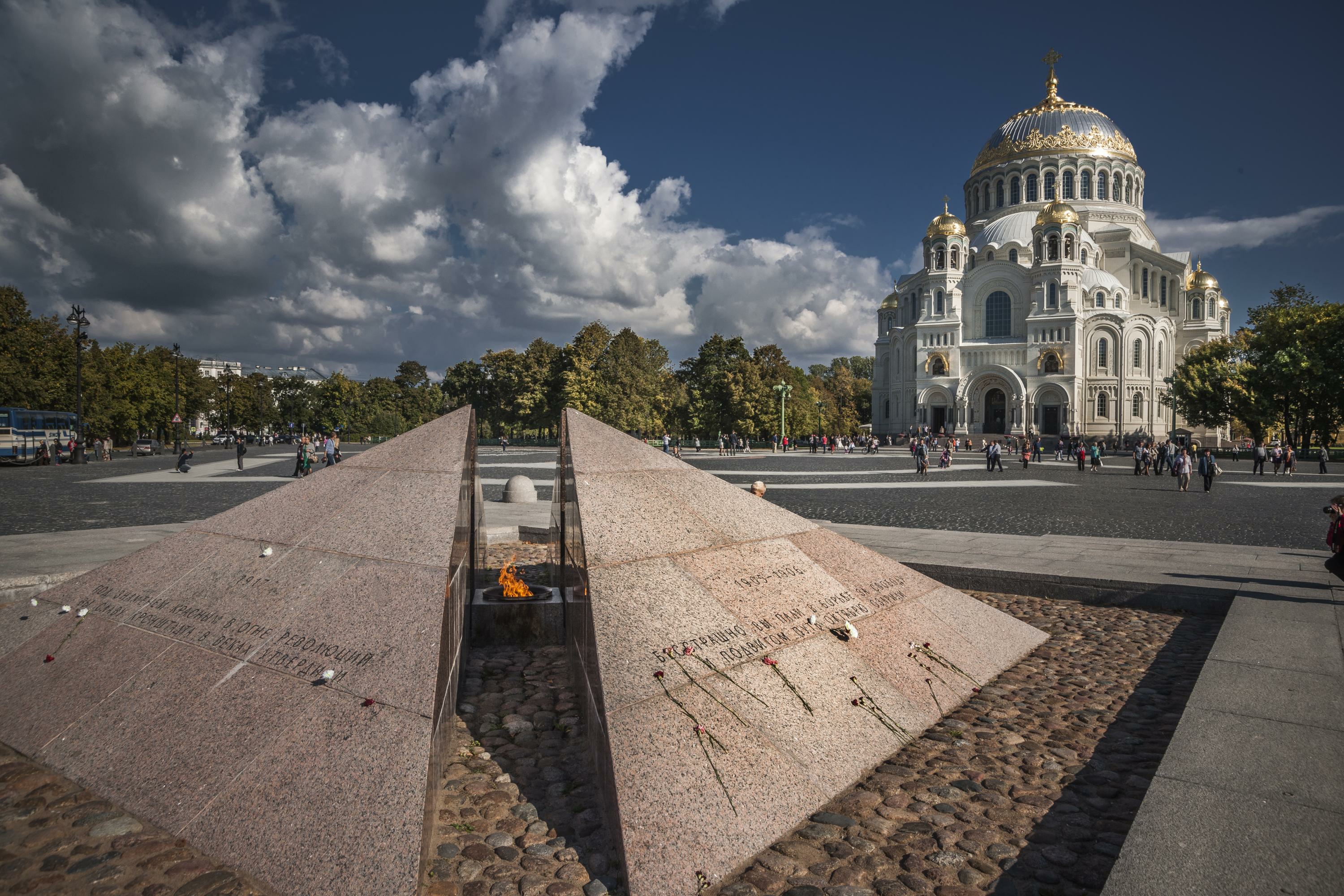 Погода в кронштадте сейчас. Якорная площадь в Кронштадте. Аллея героев в Кронштадте. Главная площадь в Кронштадте. Кронштадт Якорная площадь за 19 июня 2021 года.