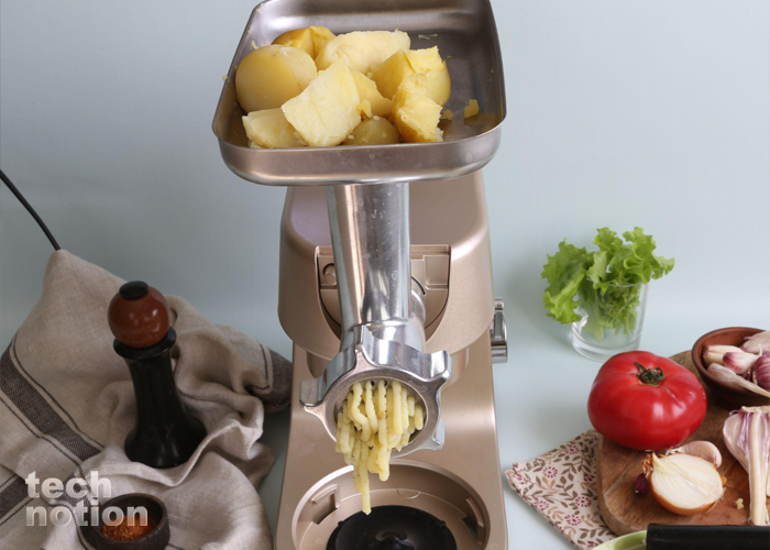 Прокрутить картофель в мясорубке / Изображение: дзен-канал technotion