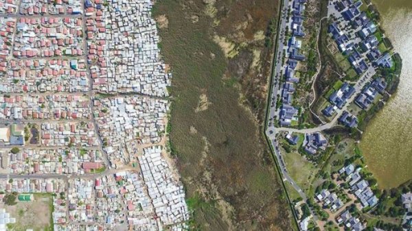 Разграничительные линии между бедными и богатыми районами Кейптауна