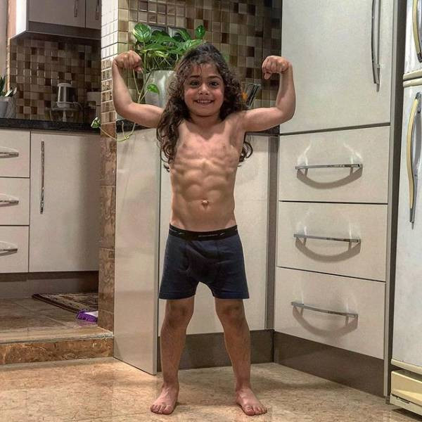 6-летний иранский мальчик стал Интернет-знаменитостью благодаря своей невероятной физической форме