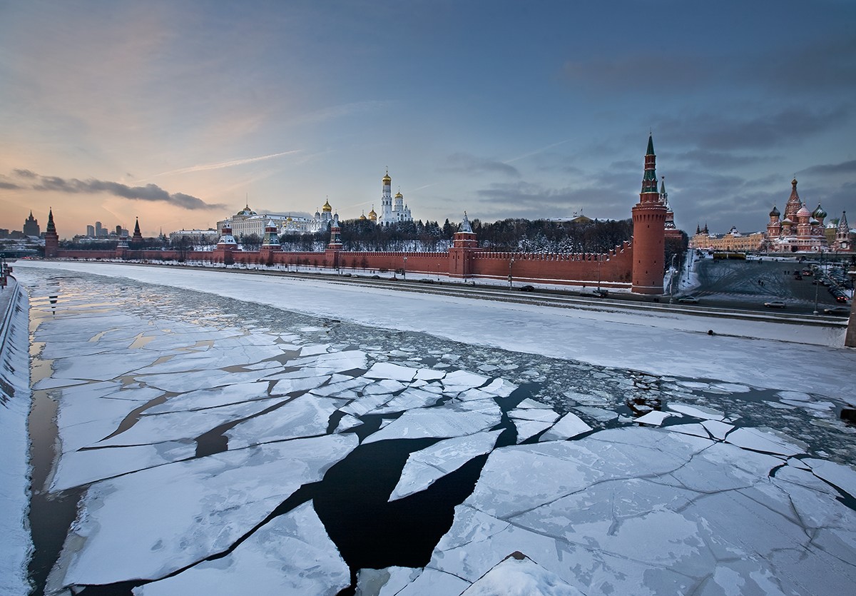 Москва теплая зима. Ледоход на Москве реке. Набережная Москвы реки зимой. Зима в Москве. Москва река зима.