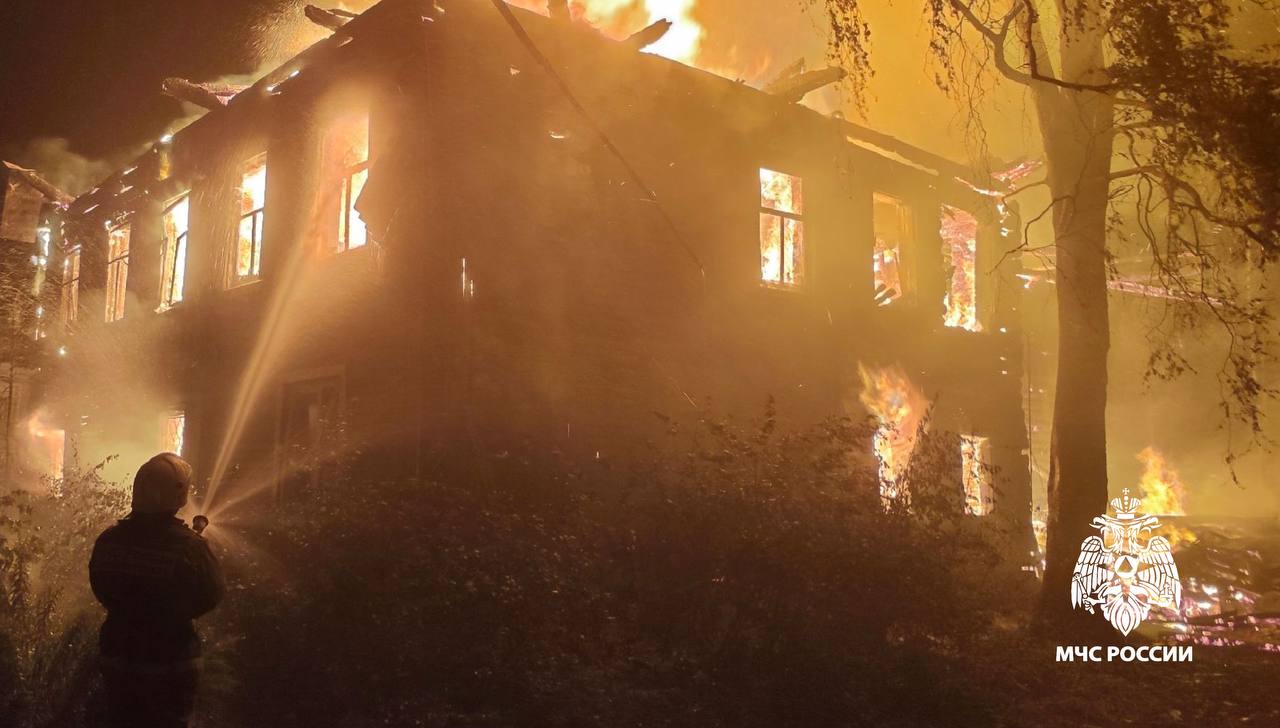 В Тверской области огонь полностью уничтожил заброшенное здание