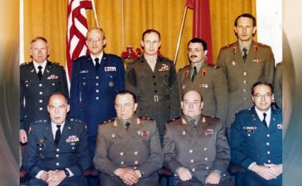 На фото (сидят, слева направо): генерал-майор Р.Д.Прайс, генерал-лейтенант В.Семенов, генерал-майор С.Шевцов, полковник Р.Ладжой; Стоят слева направо: майор Эшрих, капитан Хайндрикс, подполковник Келли, подполковник Ю.Тетяков, майор С.Савченко.
