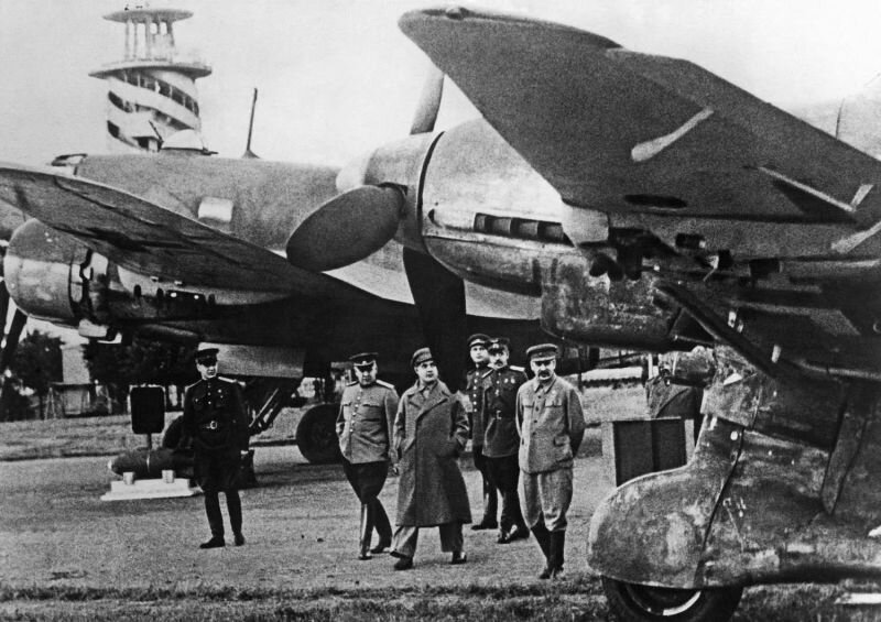 И. В. Сталин и Г. М. Маленков на выставке трофейной авиатехники в ЦПКИО имени Горького, 1943 год.