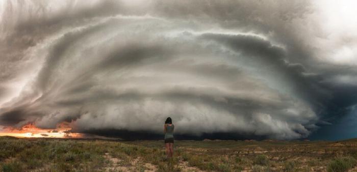 Женщину фотографируют на фоне торнадо красивые девушки,милые девушки,подловили,приколы,фото приколы