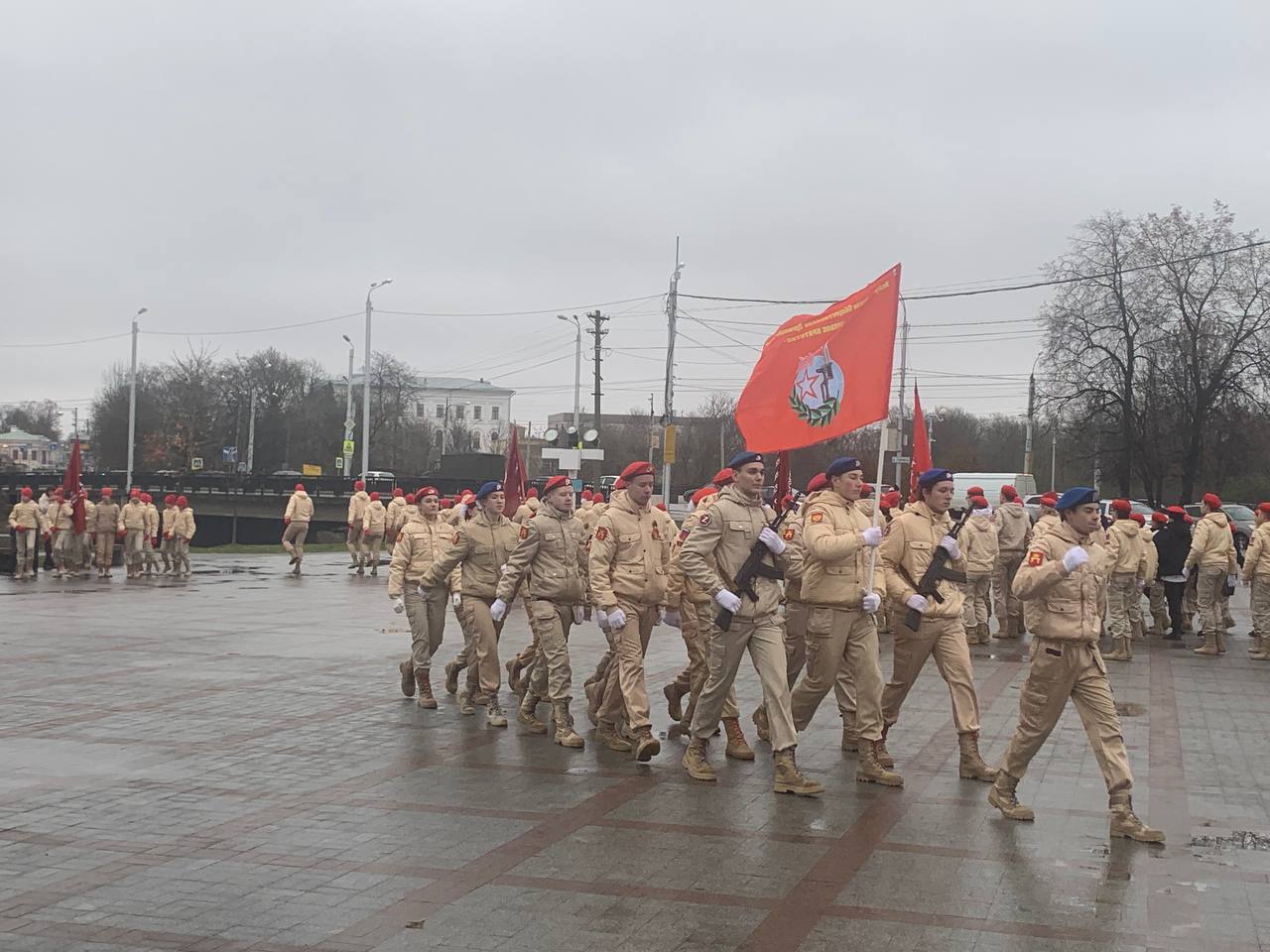 4 ноября в твери. Парад Победы 2022. Парад в Москве молодежный. Юнармейцы на марше. Парад Победы в Твери 2022.