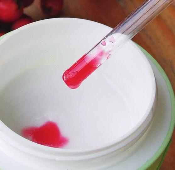 Отожмите сок из рябиновых ягод.
