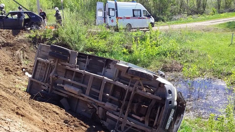 Три человека пострадали в ДТП с ВАЗом и ГАЗелью в Саратовской области