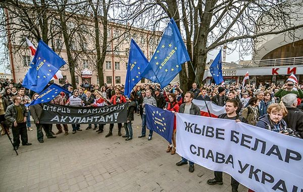 Дальнейшее сближение с Западом грозит Белоруссии «майданом», а Лукашенко — участью Януковича