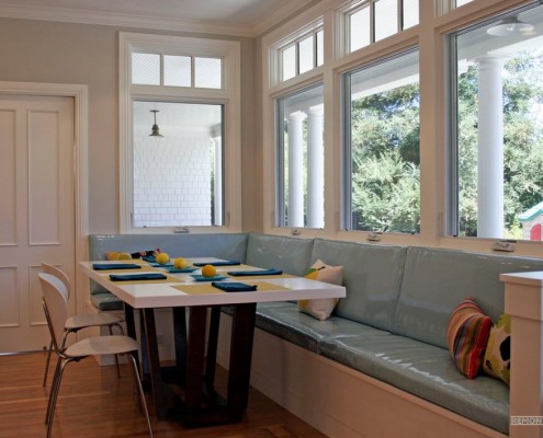 Диваны уголка обычно имеют кожаную или тканевую обивку