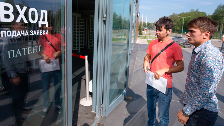 Мигранты – это выгодно: Кто и зачем выдавливает русских с рынка труда