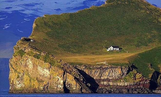 Самый изолированный дом мира стоит пустым уже 100 лет: люди приезжают на остров максимум на день