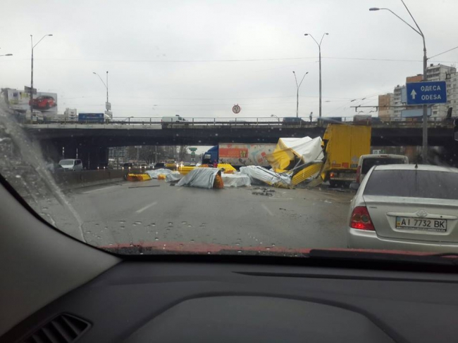 На Одесском мосту в Киеве образовалась пробка