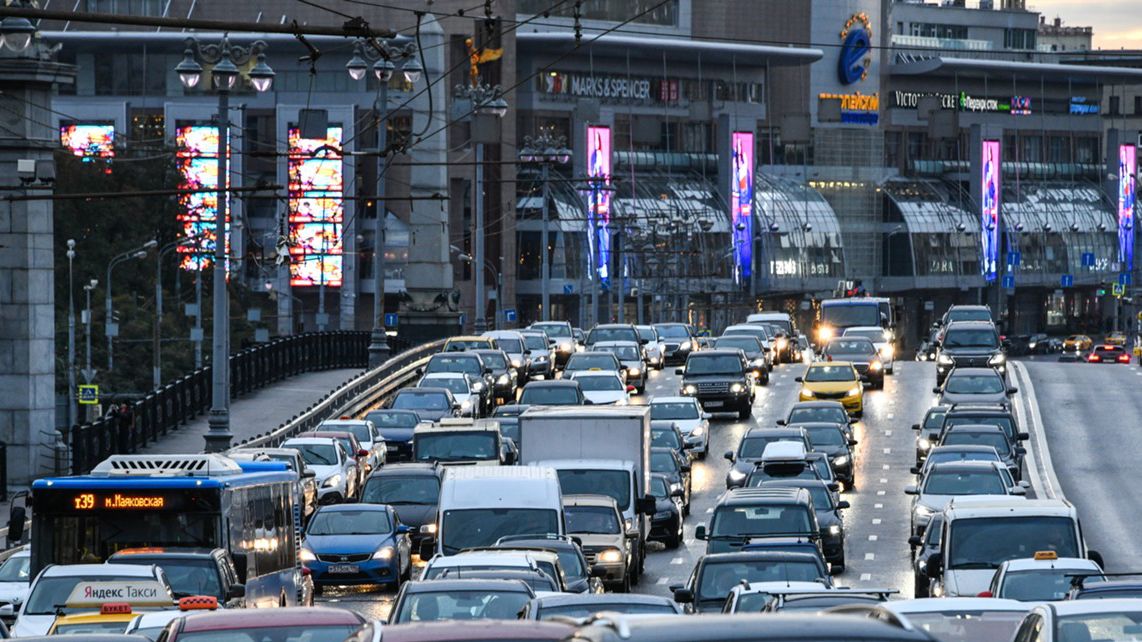В Москве перекрыли движение по дублеру Боровского шоссе из-за провала грунта