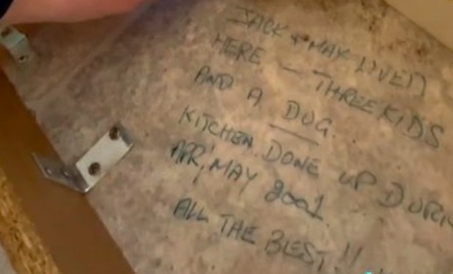 Мужчина ремонтировал пол и нашел под ним тайник с запиской. После прочтения он решил оставить ее на месте 