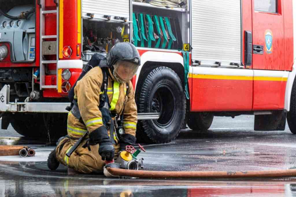 При пожаре в школе Тюмени пострадал учитель