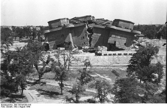  Взорванная зенитная башня нацистов. Берлин. 1949 история, люди, мир, фото