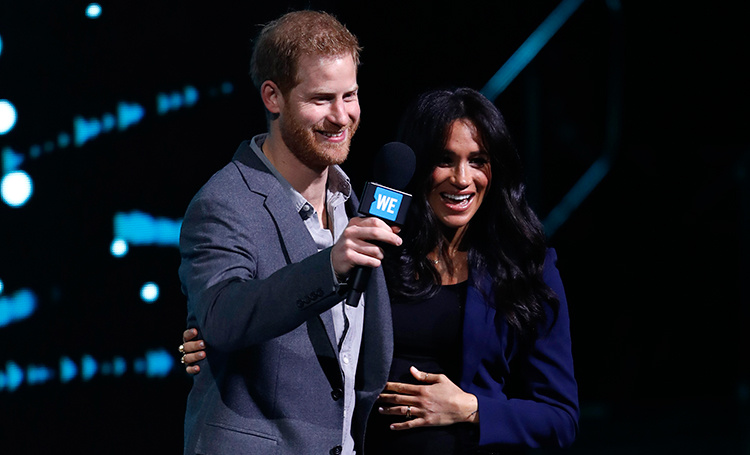 Не по сценарию: Меган Маркл неожиданно вышла на сцену Уэмбли к принцу Гарри