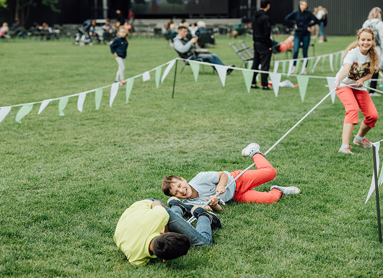 Данила Козловский, Ксения Раппопорт и другие на благотворительном пикнике в Новой Голландии Данила Козловский, Ксения Раппопорт и другие на благотворительном пикнике в Новой Голландии Стиль жизни,Благотворительность