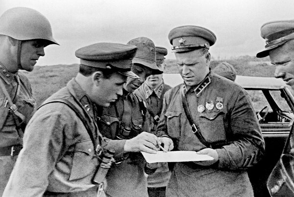 Совещание с командирами во время боев на Халхин-Голе. Источник: wikipedia.org