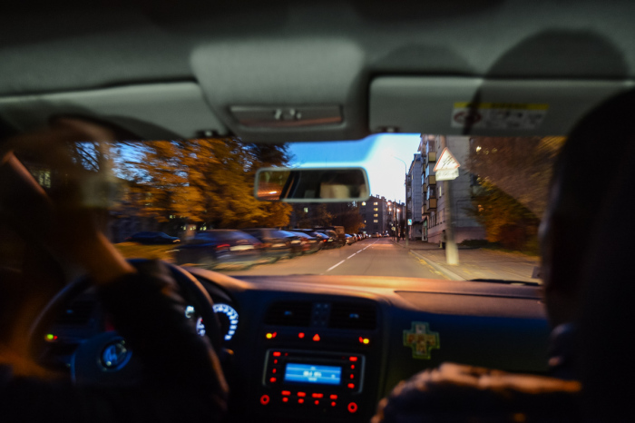 Не самом деле, сложнее всего вести машину ночью, а в сумерки. | Фото: auto.onliner.by