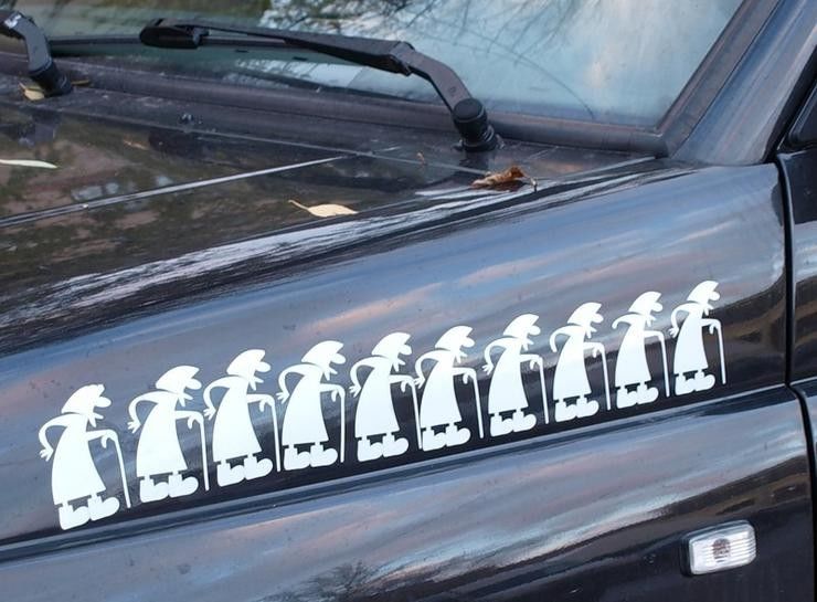 Что означает наклейки «Рыба» или «Сбитая бабушка» на машине